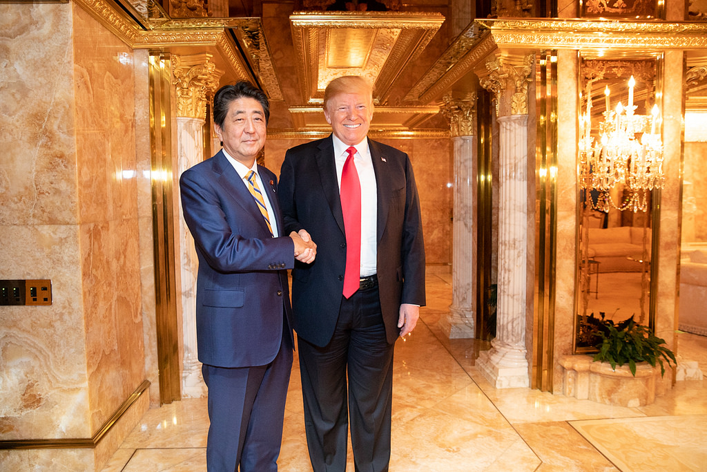 Ako japonský premiér navrhol Trumpa na Nobelovu cenu a ako mu to nepomohlo