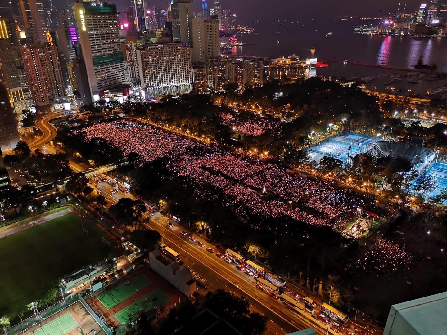 Boj o slobodu slova v Hongkongu: 180 000 ľudí si pripomenulo Pekinský masaker