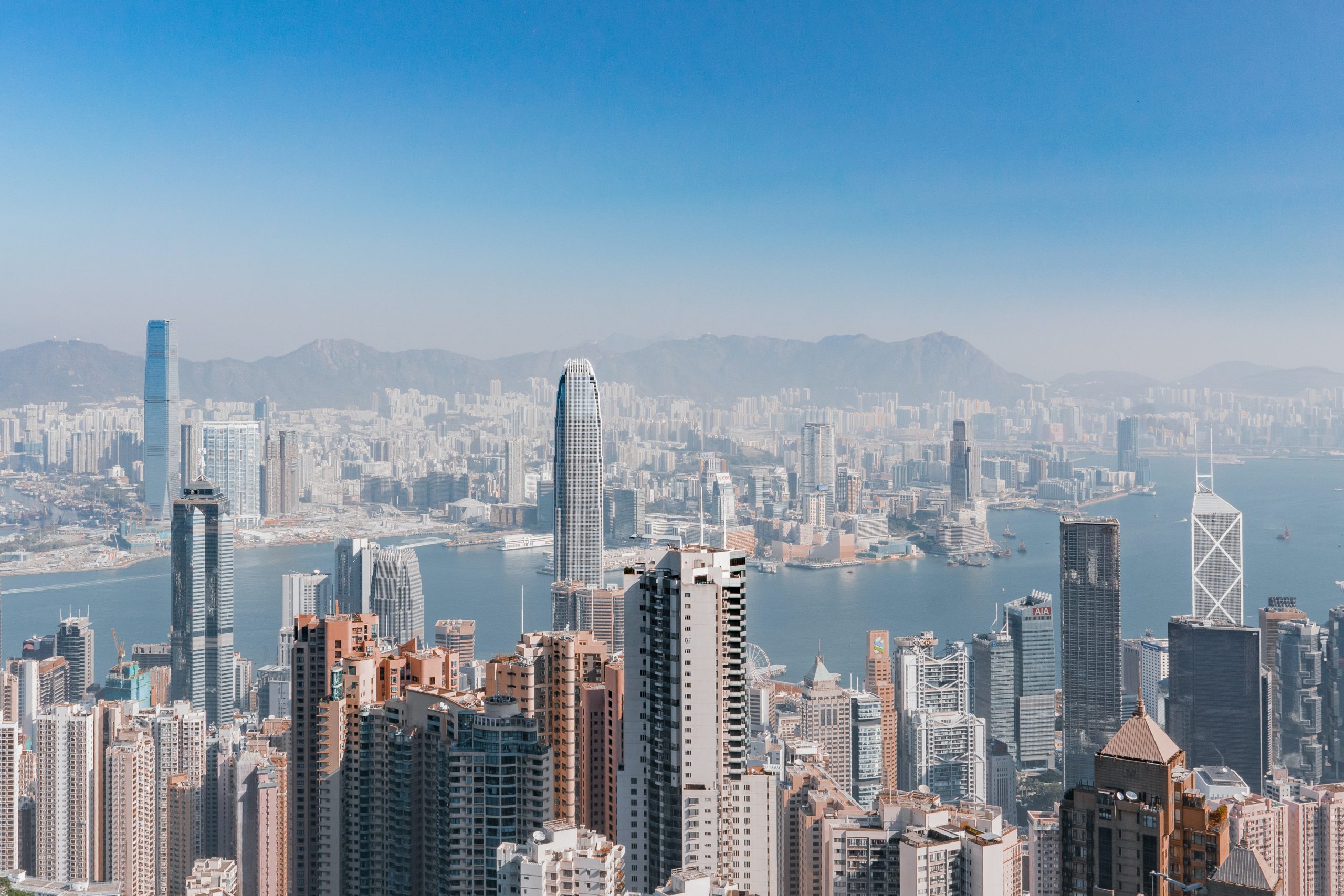 Čína po 25 rokoch správy Hongkongu vysiela jasný signál o budúcnosti mesta